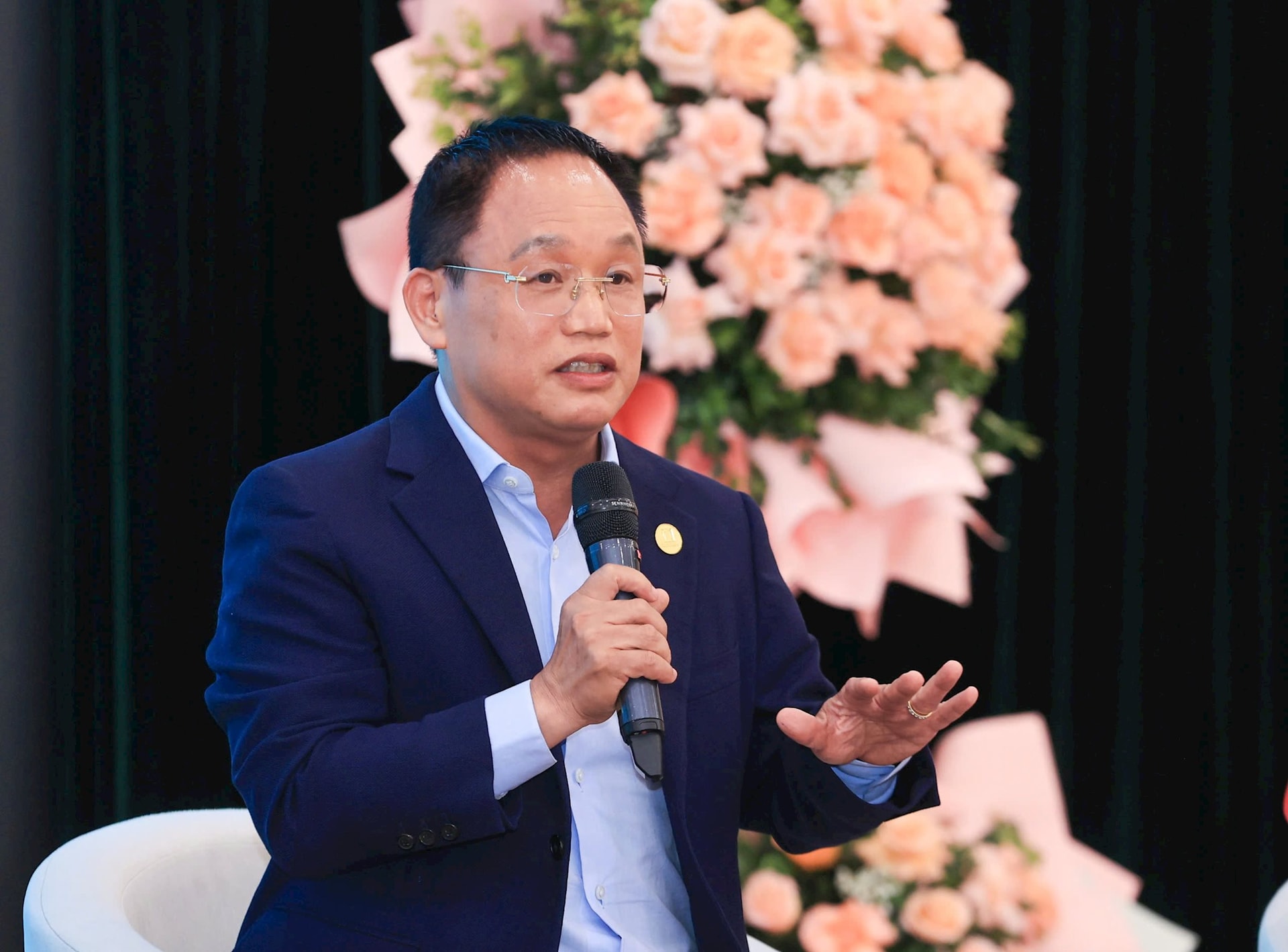 ong-canh-hong-17779731673441957483527.jpg