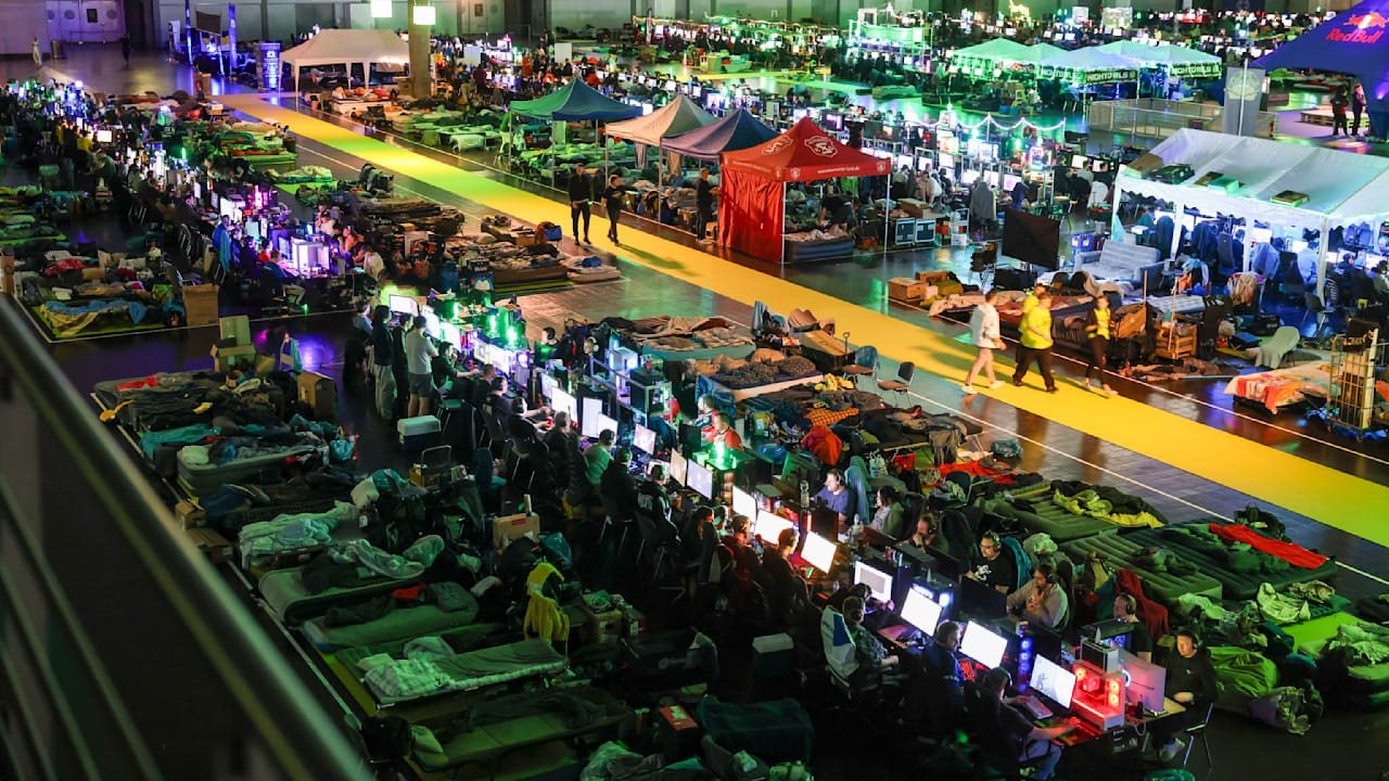 Điều gì đã tập hợp 2.300 game thủ vào nơi tối tăm, ăn ngủ dưới gầm bàn để trốn chạy thế giới Internet hiện đại?
