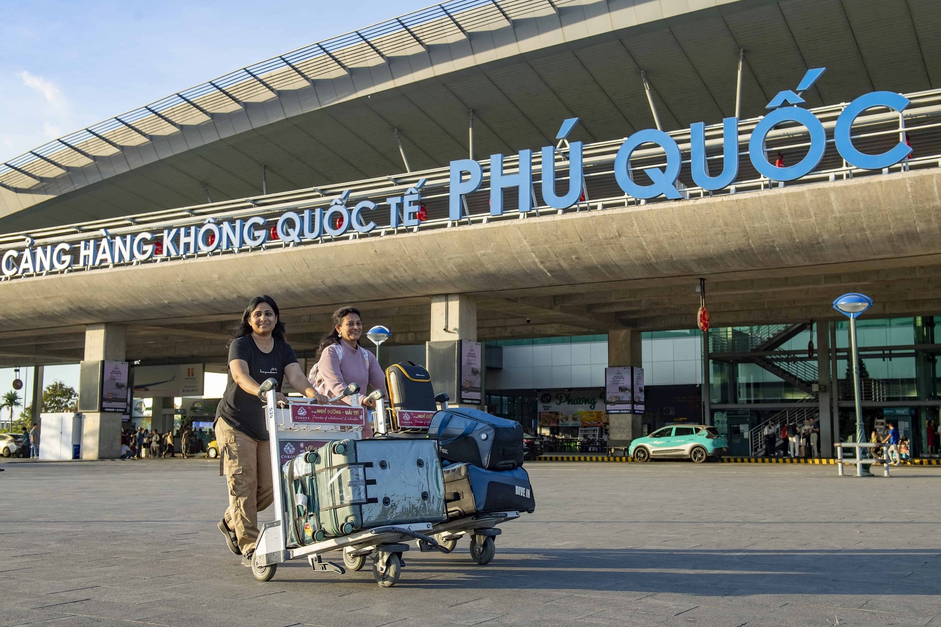 du-khach-an-do-cang-hang-khong-quoc-te-phu-quoc.jpeg