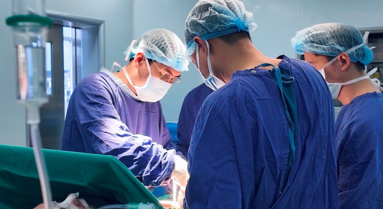 Cứu sống bệnh nhân người Anh có dạ dày “lạc chỗ” lên lồng ngực