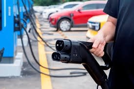 Gần 1.000 cây xăng PVOIL sắp có thêm hàng nghìn tủ đổi pin xe máy điện và trạm sạc ô tô VinFast 