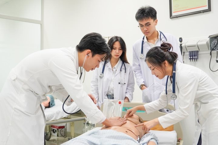 Trường ĐH của đại gia Đặng Thị Hoàng Yến thu học phí ngành Y khoa cao nhất cả nước: Cần hơn 6 điểm/môn đã đỗ, sinh viên học chương trình của Mỹ