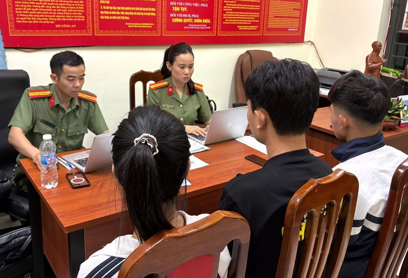 Hai thanh niên mua, bán tài khoản ngân hàng bị phạt 212,5 triệu đồng