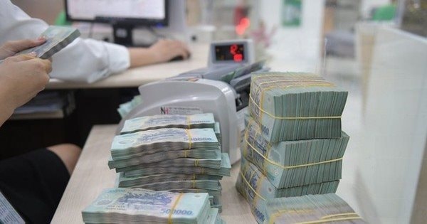 Tài chính tuần qua: Lãi suất tiết kiệm đồng loạt hạ nhiệt