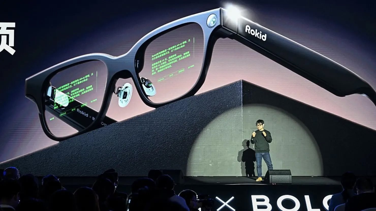 Kính Ray-Ban gắn AI của Meta: Thiết bị tương lai hay công cụ giám sát trá hình?
