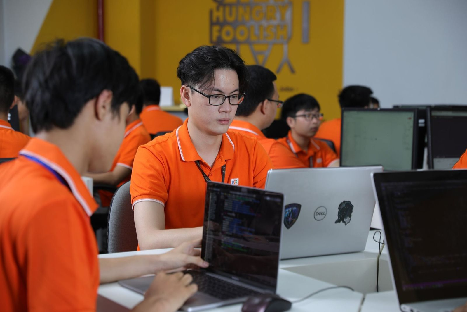 Làn sóng trên khắp các mạng xã hội của hơn 80.000 nhân viên FPT: Chuyện gì đang xảy ra?