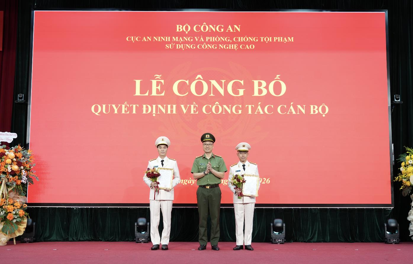 Về Bộ Công an, Chủ tịch và Tổng Giám đốc FPT Telecom được phong cấp thượng tá