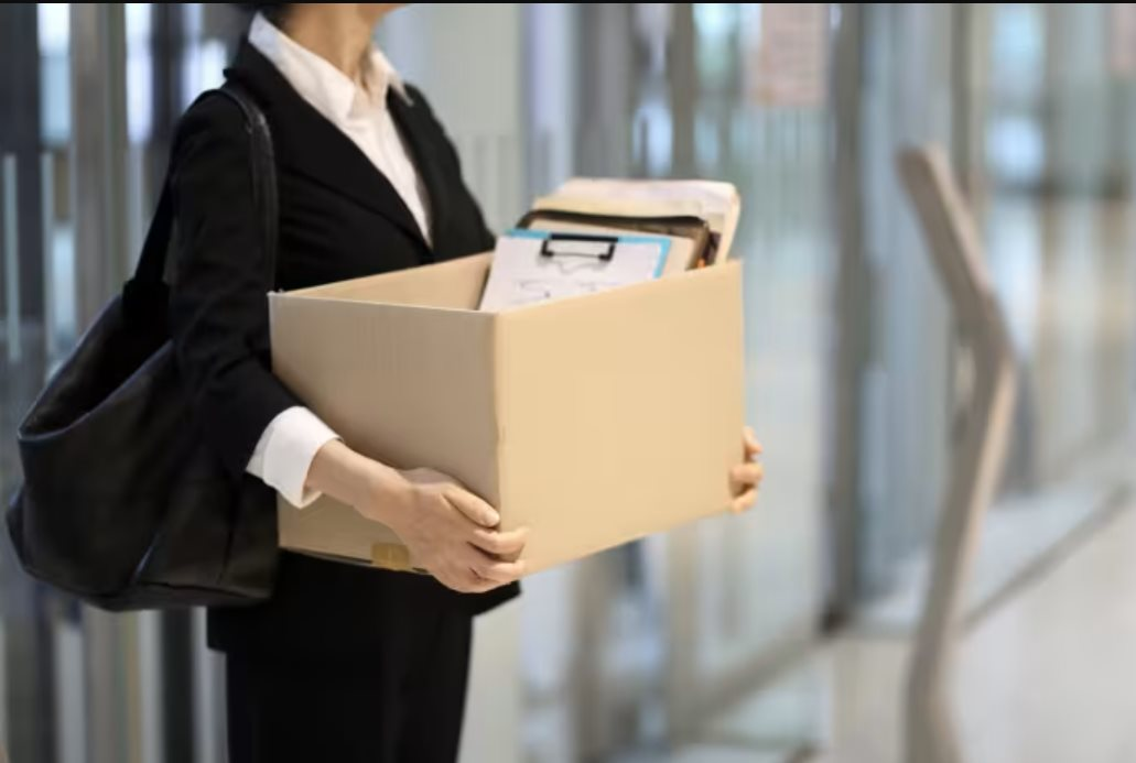 Tốn công xin vào ngân hàng để rồi bị đuổi “phút mốt” vì AI: Nỗi đau của hàng nghìn nhân sự ngành tài chính khi công ty lãi kỷ lục nhưng vẫn sa thải lao động