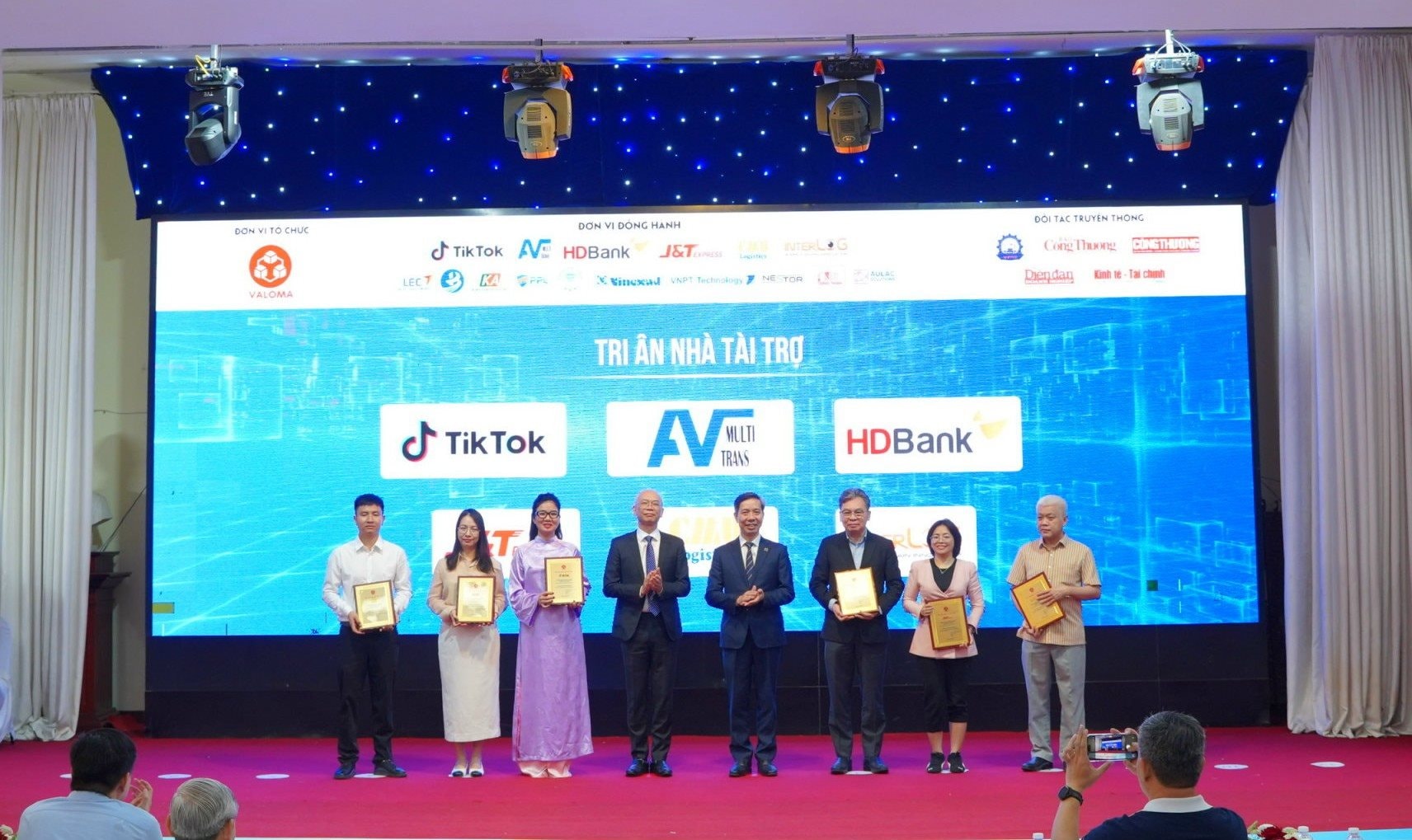 j-t-express-dong-hanh-cung-dien-dan-cong-nghe-logistics-2026.jpg