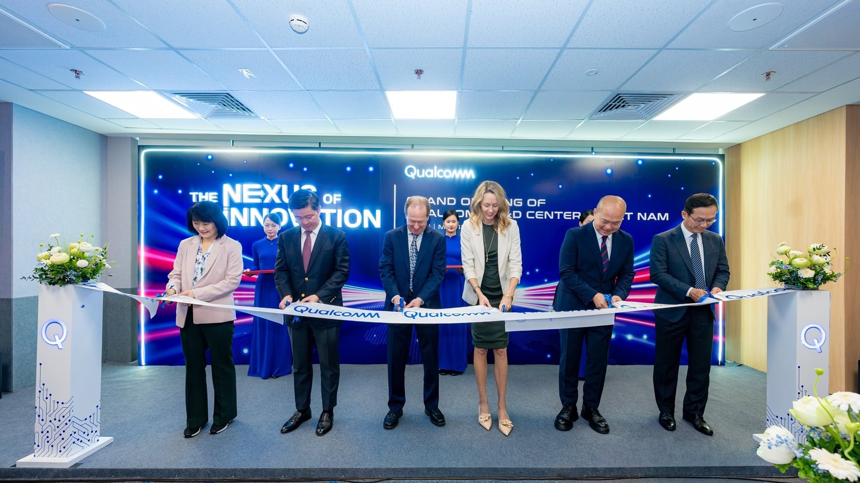 qualcomm-representatives-and-government-officials-ceremonially-cut-the-ribbon-to-officially-inaugurate-the-qualcomm-research-and-development-r-d-center-in-hanoi..jpg