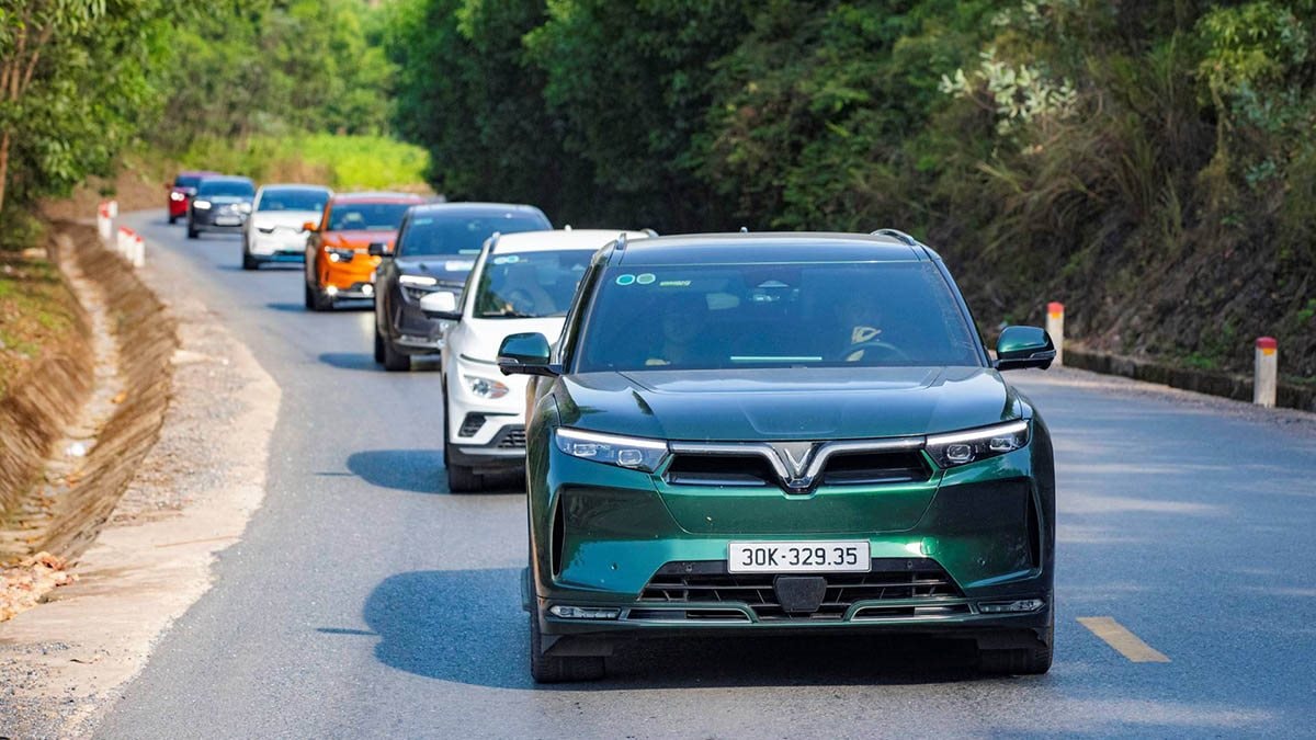 Bán xe 'mát tay' như tỷ phú Phạm Nhật Vượng: Mỗi ngày người Việt mua hơn 800 xe VinFast, Limo Green thành 'ngôi sao' mới 