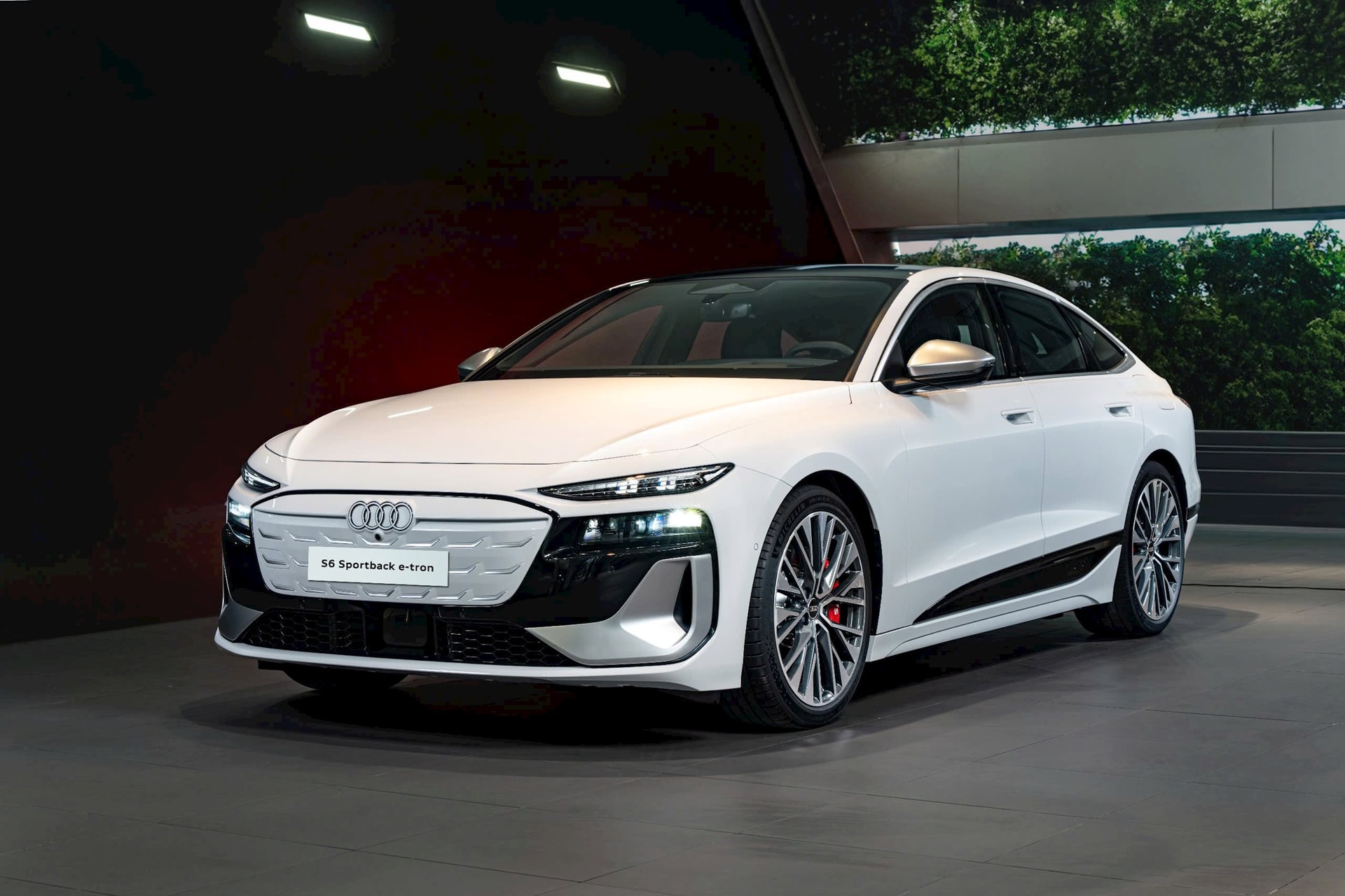 Audi lần đầu mang sedan điện dòng S về Việt Nam: Giá chỉ từ 4,2 tỷ đồng, một lần sạc đầy đi được từ Hà Nội vào đến Huế