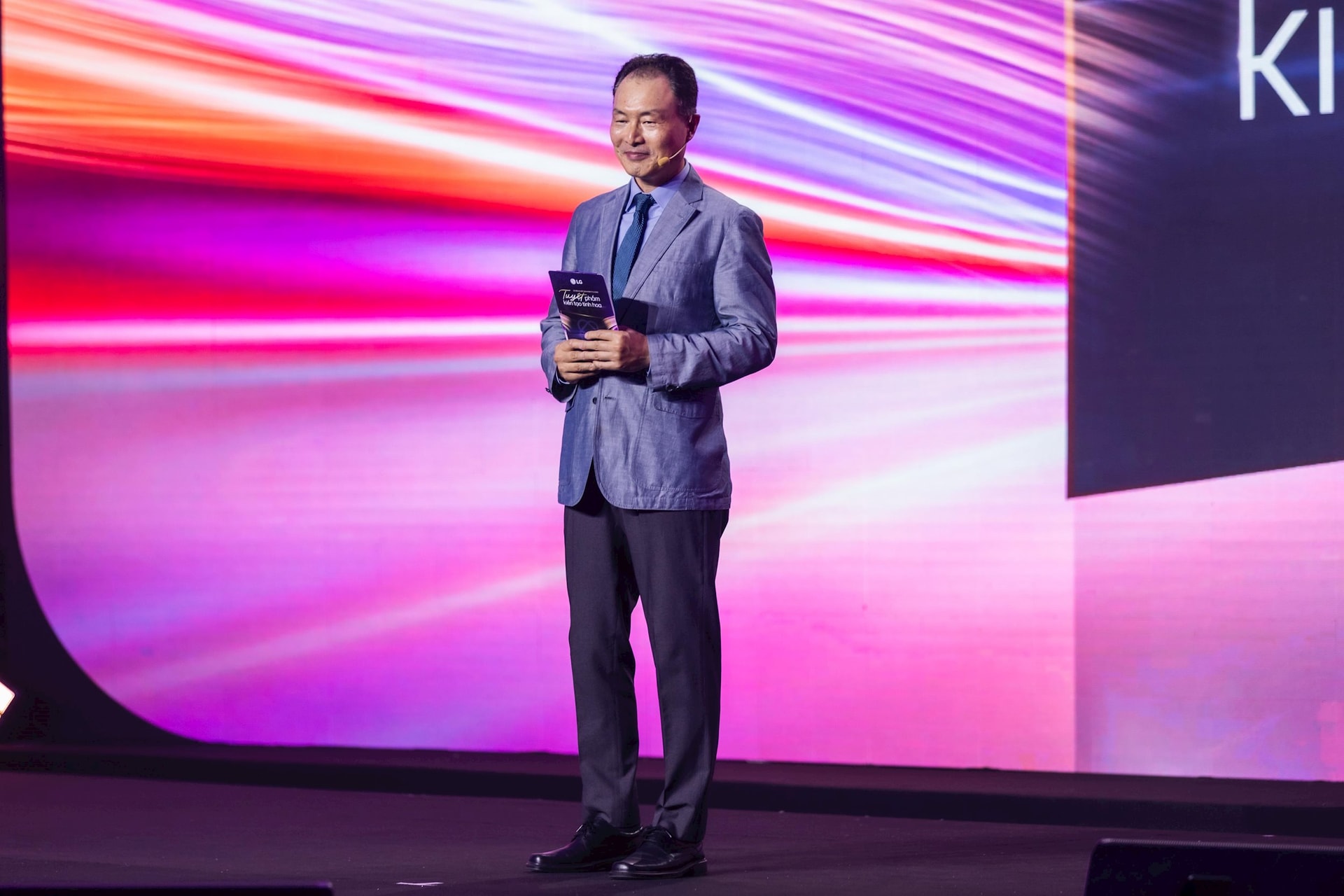 ong-song-ikhwan-tong-giam-doc-kinh-doanh-marketing-lg-electronics-viet-nam-chia-se-tai-su-kien.jpg