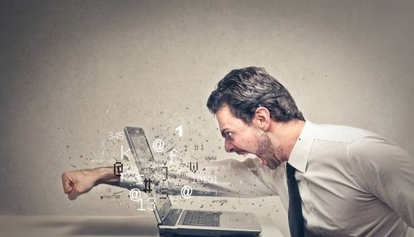 Hiệu ứng tâm lý Technostress: AI học việc trong 15 phút, nhân sự sợ bị bỏ rơi, phải liên tục chứng minh bản thân hữu ích, mệt mỏi hơn cả chạy deadline