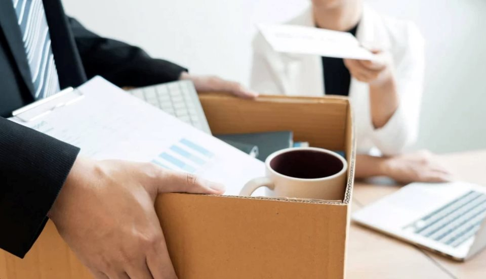 Hàng trăm nhân viên IT một hãng ô tô vừa bị sa thải nhẫn tâm qua 1 cuộc họp online 15 phút, phải ký giấy miễn trừ, hoàn trả tài sản 