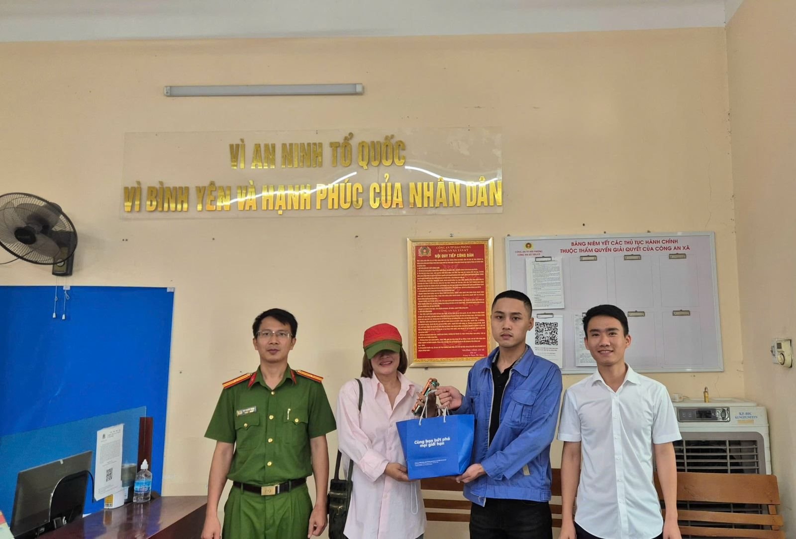 Công an điều tra gấp giao dịch 425.600.000 đồng từ tài khoản của người phụ nữ SN 1973