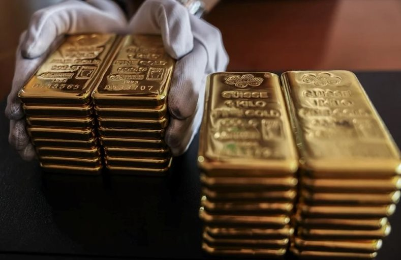 Giá vàng xuống dưới 4.700 USD, một thế lực tung tiền gom hàng