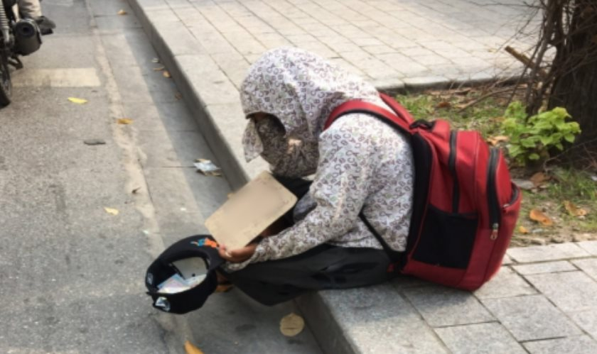 Phát hiện người đàn ông 10 năm ngủ vỉa hè nhưng không xin 1 đồng tiền nào, có nhà mà không thèm về