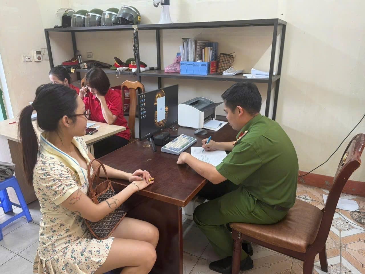 Sau khi chuyển khoản thành công 102.900.000 đồng, người phụ nữ SN 1991 kiểm tra tài khoản rồi vội báo công an
