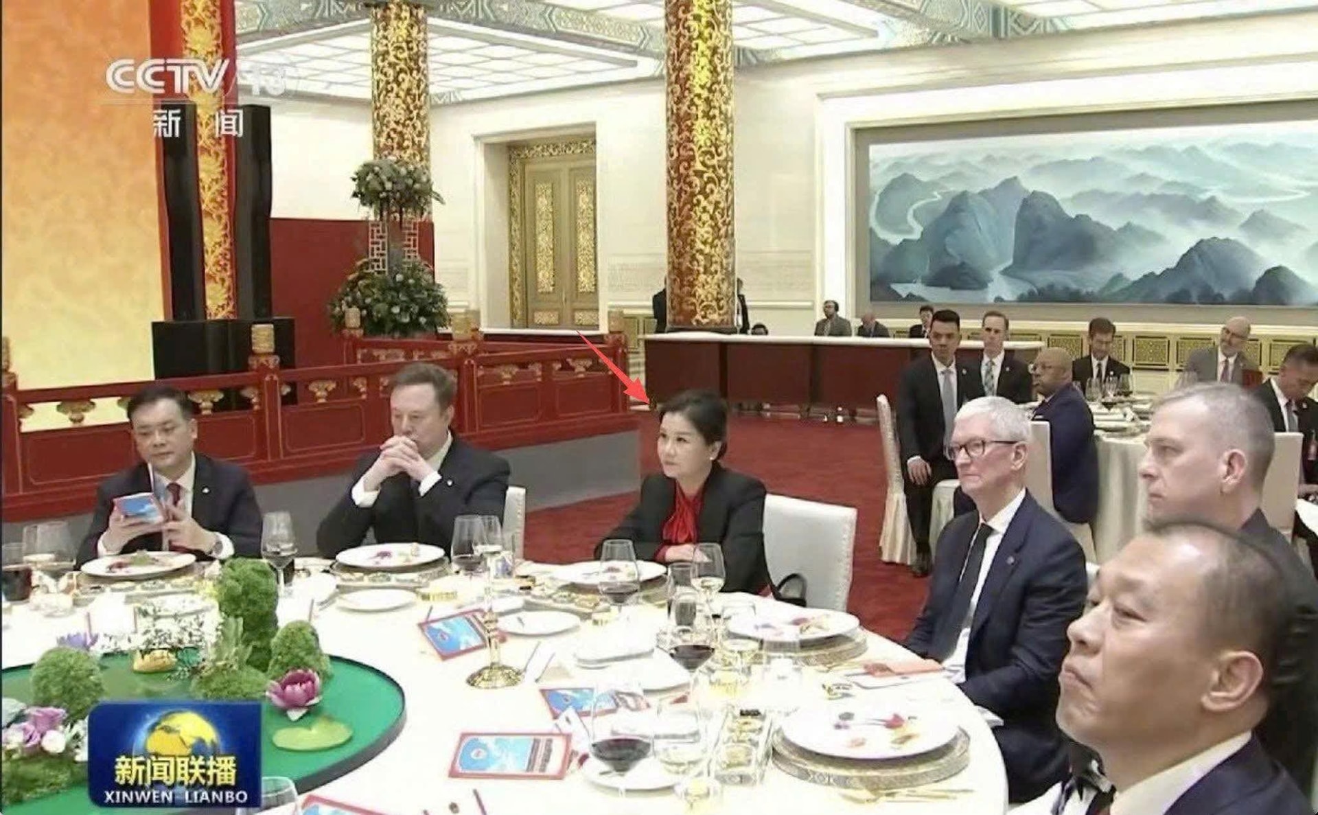 Nữ doanh nhân ngồi giữa Tim Cook và Elon Musk tại quốc yến: Từ nữ công nhân đến "bà trùm" nắm giữ yết hầu chuỗi cung ứng Apple, Tesla; sở hữu 1 nhà máy quan trọng tại Việt Nam