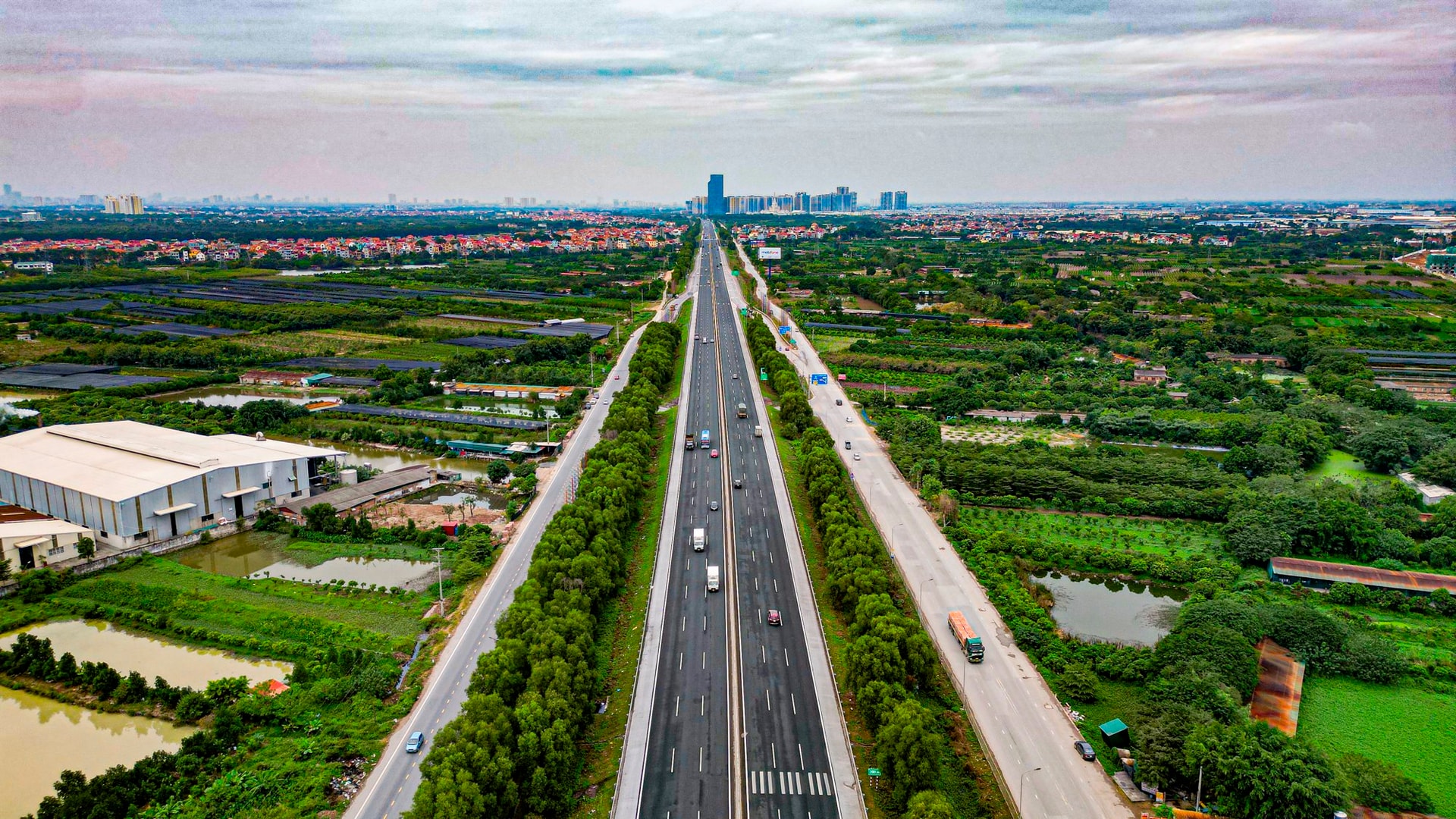 Việt Nam sở hữu một tuyến cao tốc đẹp như Châu Âu, được xây dựng theo tiêu chuẩn quốc tế
