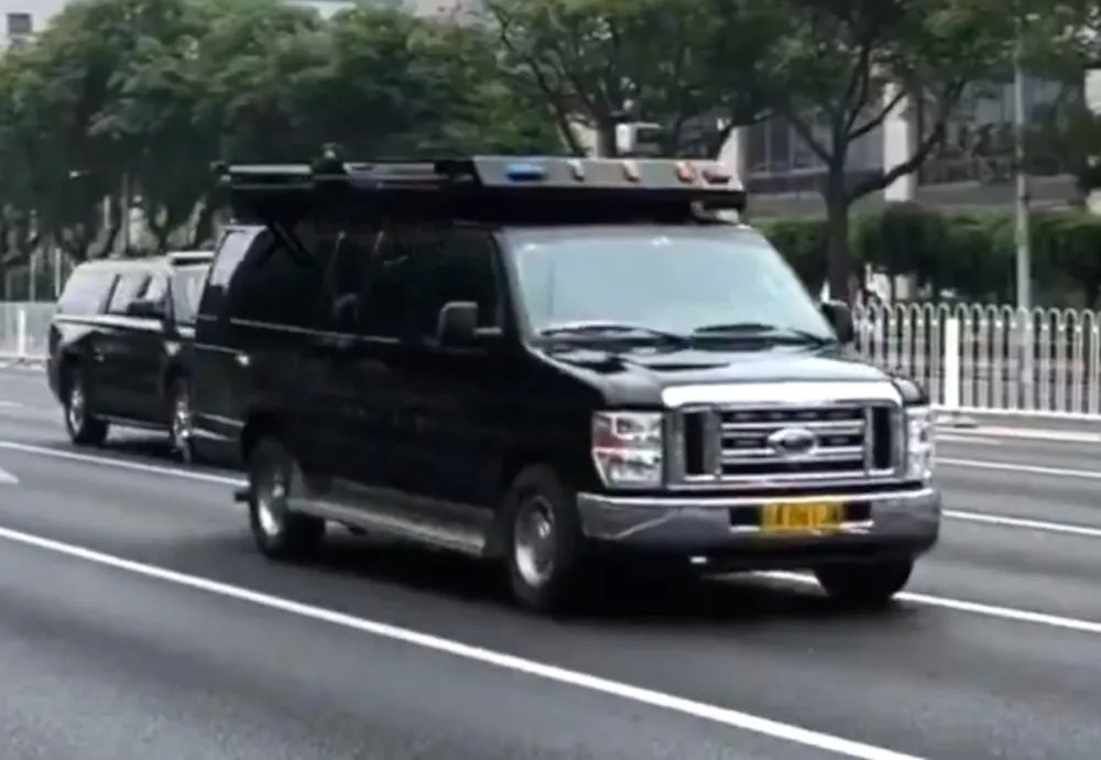 e-series-van-trump-motorcade-china-2026.png