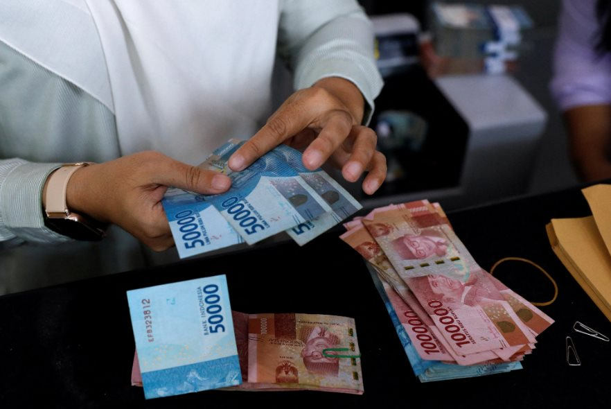 Đồng tiền của nền kinh tế lớn nhất Đông Nam Á chạm đáy lịch sử, chứng khoán sụt 3,46%, người dân gánh nợ hơn 5,8 tỷ USD chống chọi lạm phát
