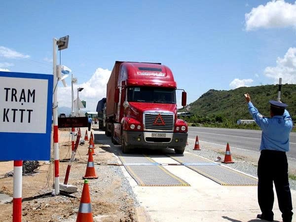 Phát hiện xe tải lạ, công an Việt Nam lập tức theo dõi giám sát, kiểm tra 