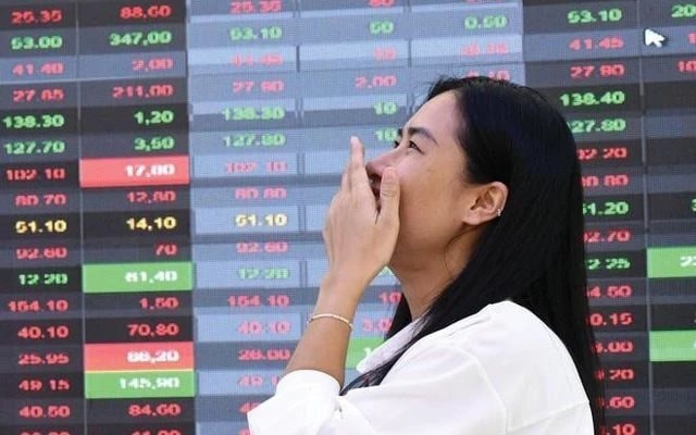 Cổ phiếu “họ” Vin, dầu khí và FPT bất ngờ tăng tốc, kéo VN-Index thoát hiểm sau cú hơi gần 60 điểm