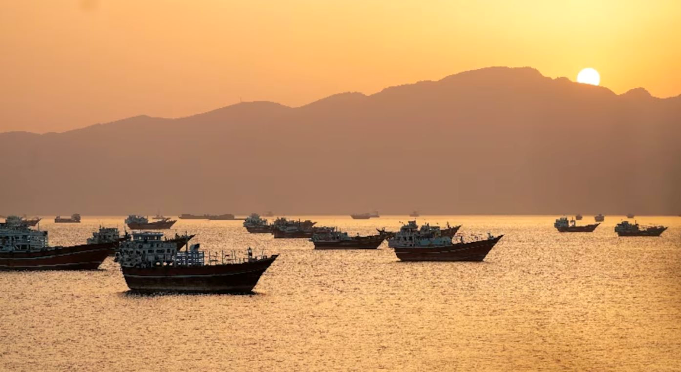 Hai siêu tàu 'phăm phăm' đi qua vùng chiến sự, láng giềng Việt Nam sắp nhận 4 triệu thùng dầu