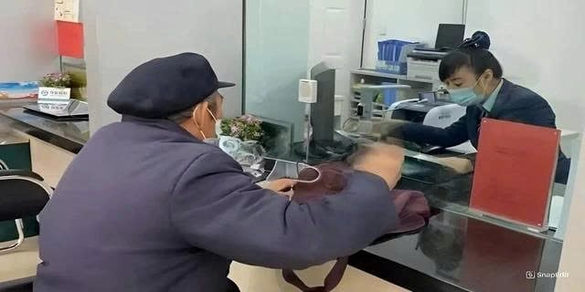 Phát hiện nhân viên ngân hàng cố tình trì hoãn phục vụ cụ ông chuyển 200 triệu đồng: Công an Hà Nội vào cuộc điều tra