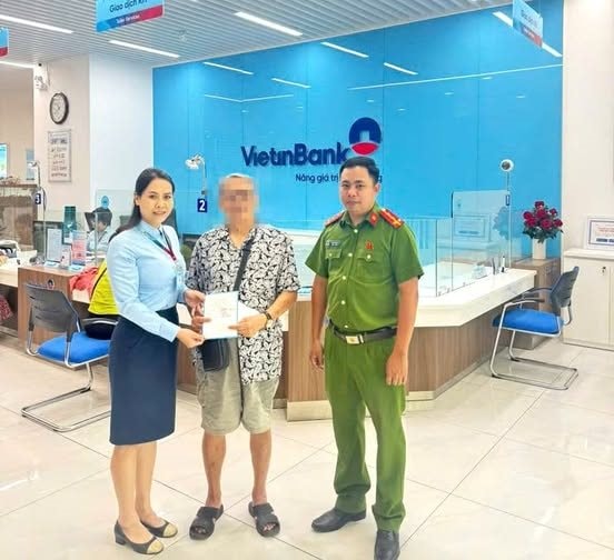 Công an phối hợp VietinBank kiểm tra giao dịch chuyển khoản của một khách hàng lớn tuổi