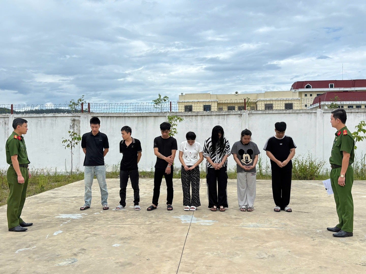 Lương chỉ 12 triệu - 17 triệu/tháng nhưng tài khoản ngân hàng giao dịch hàng chục tỷ đồng: Công an bắt nhiều thanh niên sinh năm 2001, 2003,...
