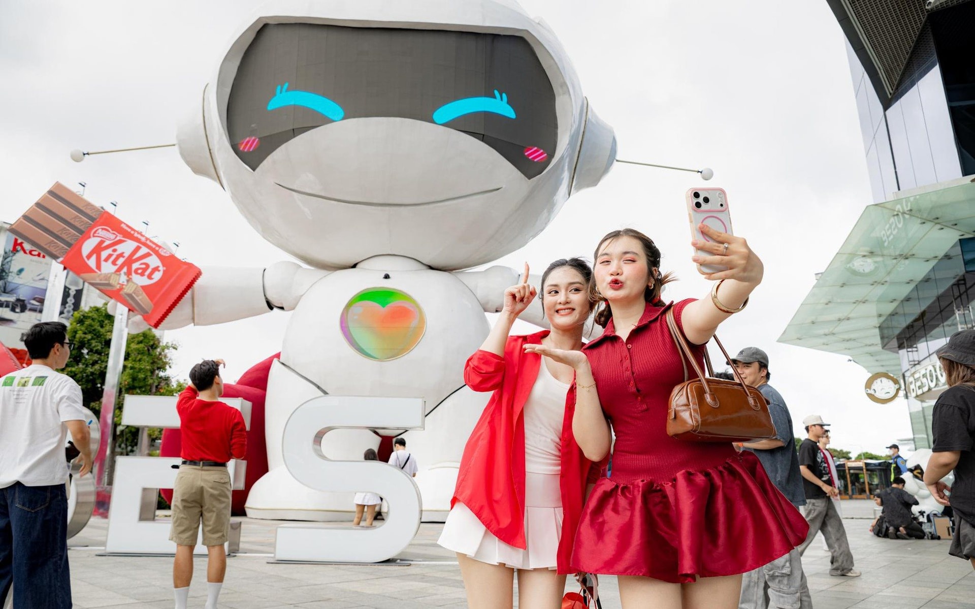 Chuyện gì đang xảy ra với robot BESO “nghỉ xả hơi” ở Thiso Mall khiến giới trẻ phải đồng loạt check-in