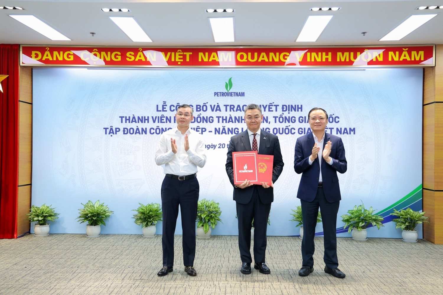 chu-tich-hdtv-petrovietnam-le-ngoc-son-trao-quyet-dinh-bo-nhiem-ong-le-manh-cuong-giu-chuc-vu-tong-giam-doc-tap-doan-sua20260520155534.jpg