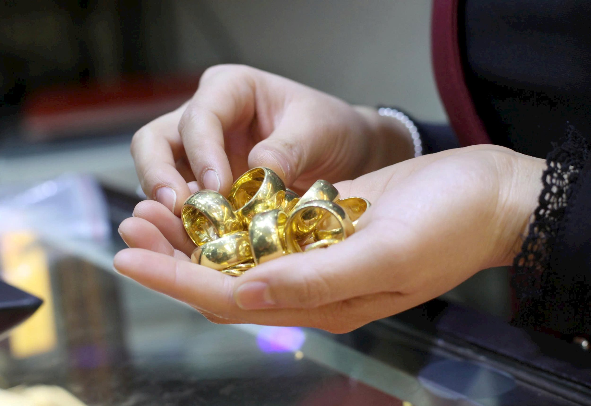 "Giá vàng giảm sâu, càng ôm vàng tôi càng lỗ nặng"