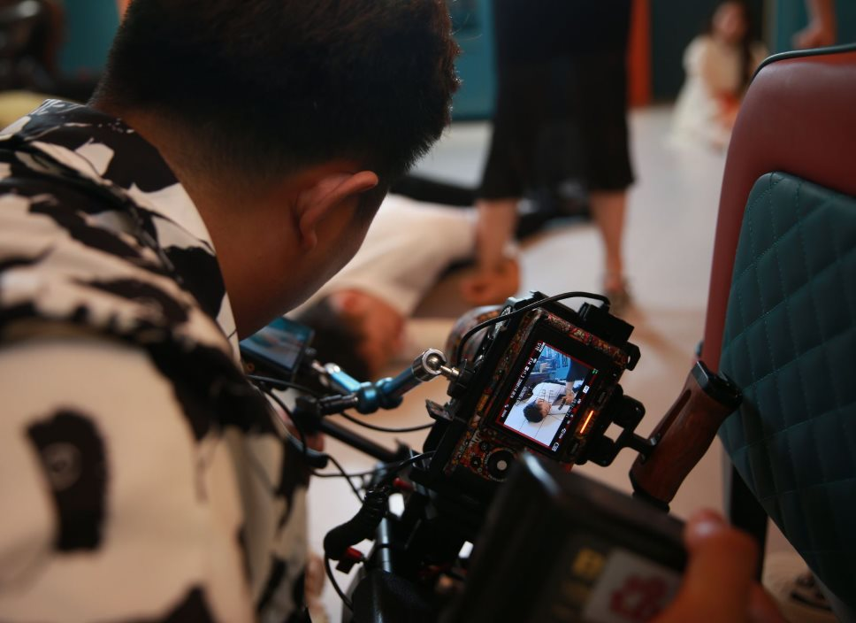 Người Việt chi hơn 302 tỷ đồng để xem video 60 giây, lượt tải tăng sốc 271%, làn sóng phim ngắn càn quét thị trường với mô hình "vắt kiệt" từng phút
