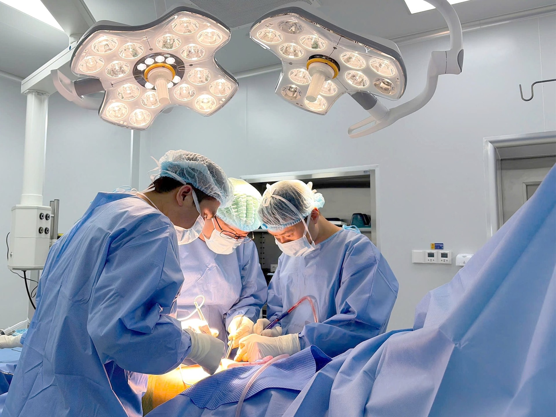 Vinmec Nha Trang trả lại 2 cm chân bị lệch cho nữ du khách Nga nhờ kỹ thuật thay khớp háng được “may đo” bằng công nghệ in 3D