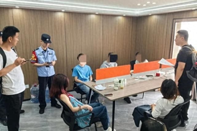 Đột kích một căn hộ khả nghi, cảnh sát phát hiện nhiều thanh niên ngồi thành vòng tròn, chăm chú mở tài khoản ngân hàng
