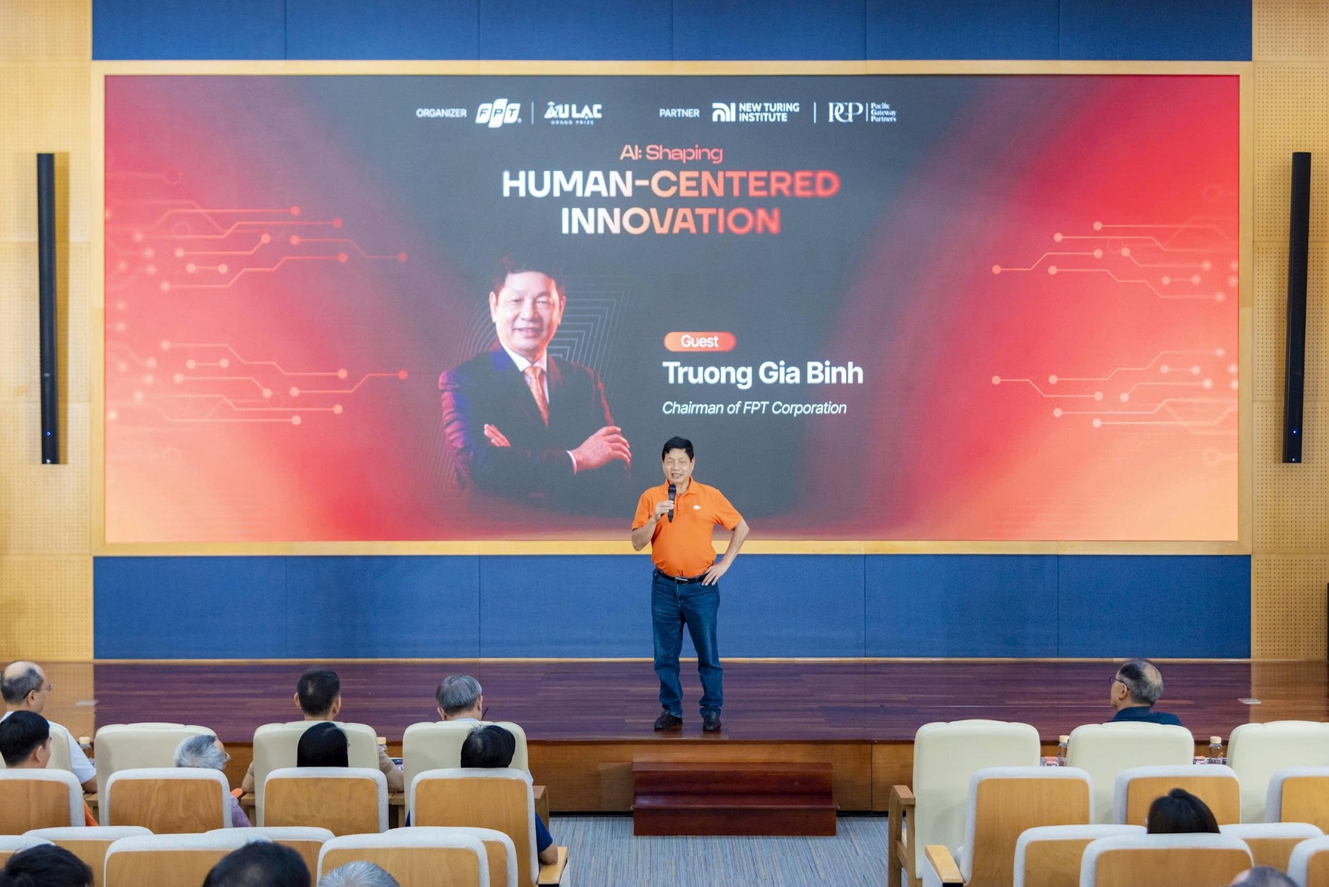 Chủ tịch FPT Trương Gia Bình: “Không ai có thể duy trì năng lực cạnh tranh nếu không có AI”