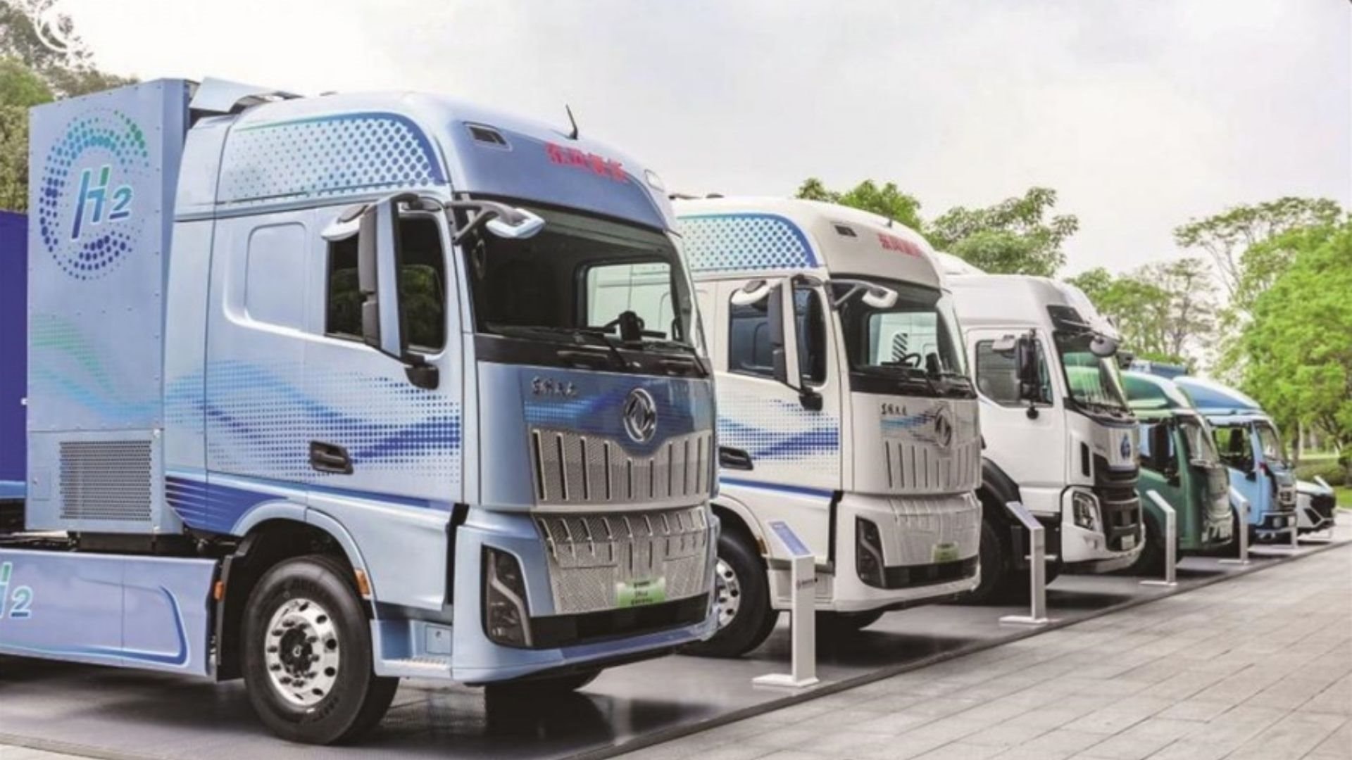Phát hiện đội xe tải Trung Quốc với đầu kéo nặng 49 tấn, không dùng xăng cũng không cần sạc điện, âm thầm làm nhiệm vụ quan trọng