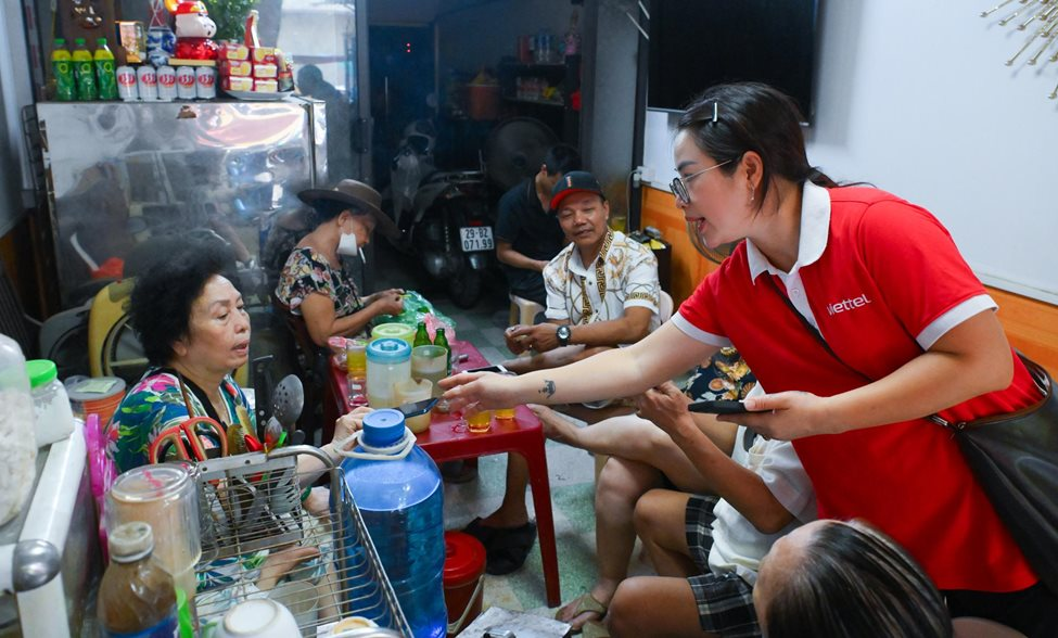 Hành trình vượt nắng, thắng mưa, gõ cửa từng nhà xác thực thuê bao di động