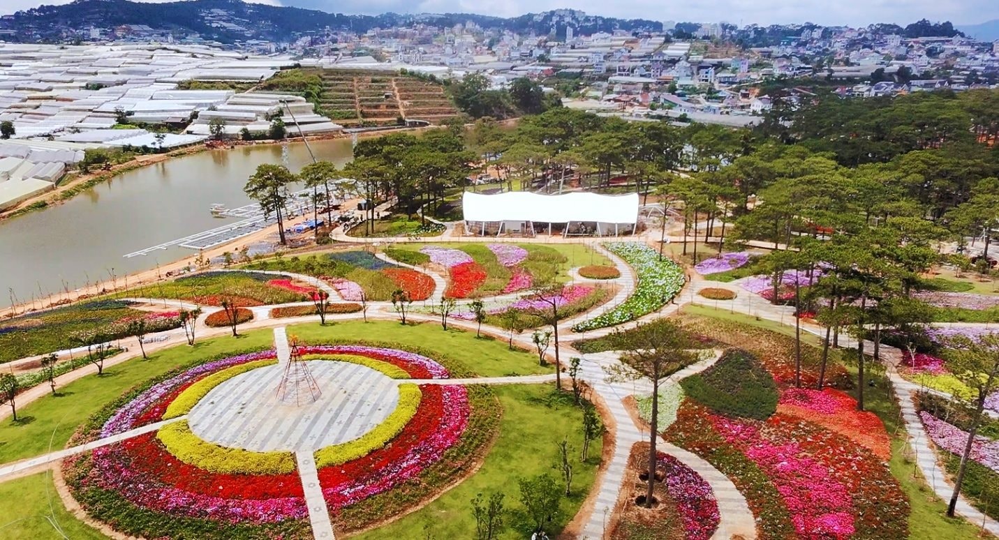 Việt Nam có công trình “không ngủ”, lấy cảm hứng từ truyền thuyết Âu Cơ – Lạc Long Quân đẹp tựa bồng lai tiên cảnh 