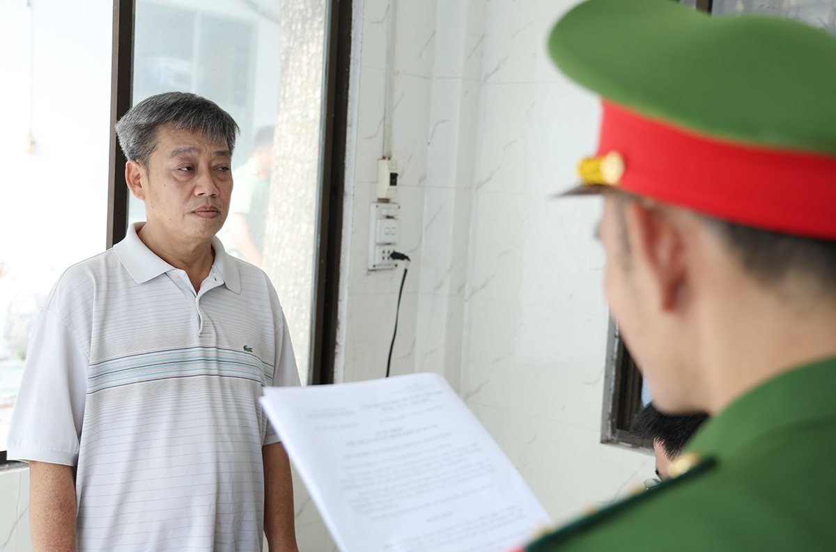 Phát hiện 7 người liên tục chuyển khoản tổng cộng hơn 80 tỷ đồng cho người đàn ông SN 1976