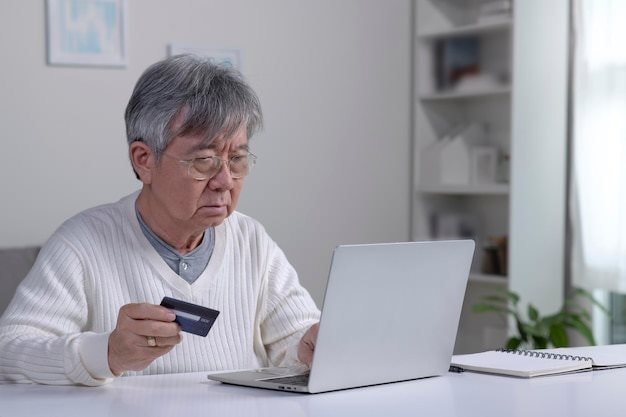 Vội vàng rót 1,6 tỷ đồng vào chứng khoán: Sau một năm, thứ duy nhất cụ ông 62 tuổi "lãi" là bài học này 