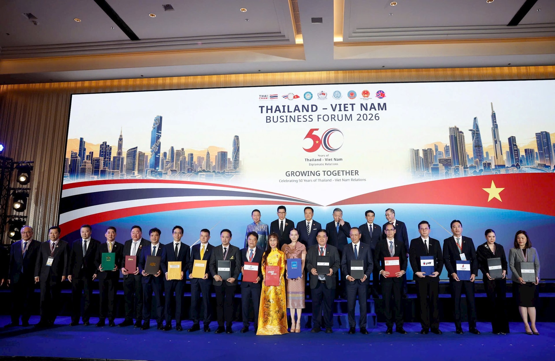 fpt-ky-mou-voi-hai-tap-doan-tai-thai-lan.jpg