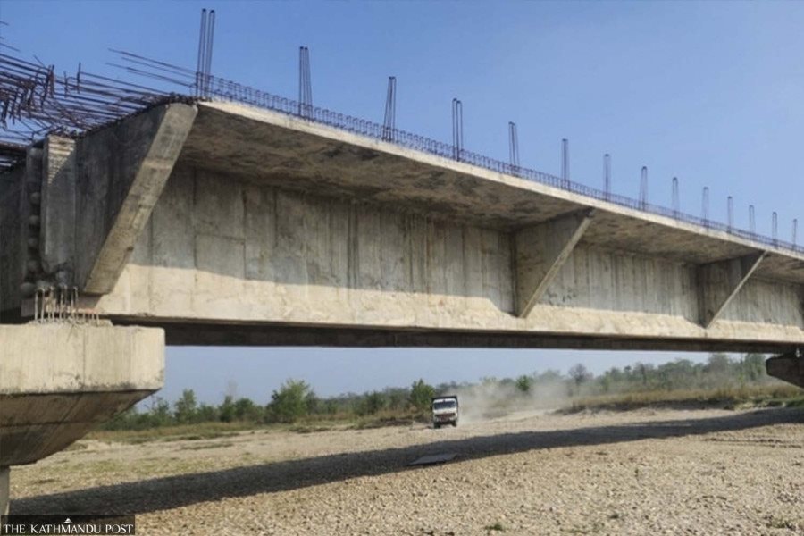 Dự án cầu gần 44 tỷ đồng chậm tiến độ gần chục năm, người dân liều mình băng qua sông mỗi mùa lũ lụt, than "không biết phải đợi đến bao giờ"