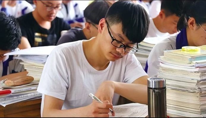Nam sinh chỉ viết hơn 20 chữ vào bài thi môn Văn rồi nộp bài, Hiệu trưởng đọc xong lập tức "đặc cách" tuyển thẳng