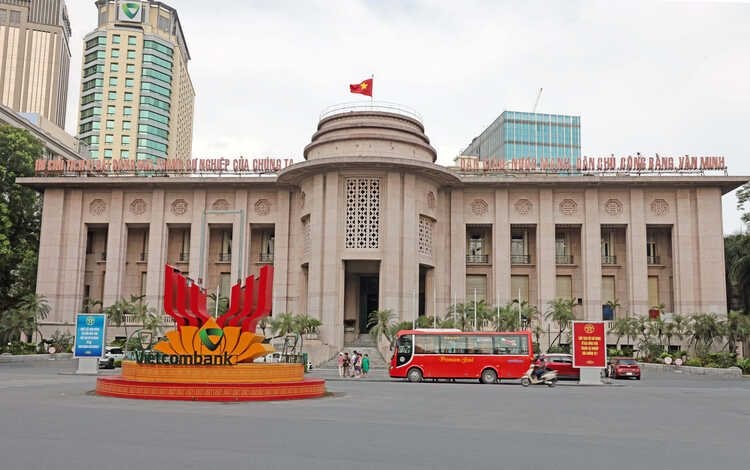 Các ngân hàng vay nhau qua đêm tới 11%/năm, Ngân hàng Nhà nước bơm mạnh VND
