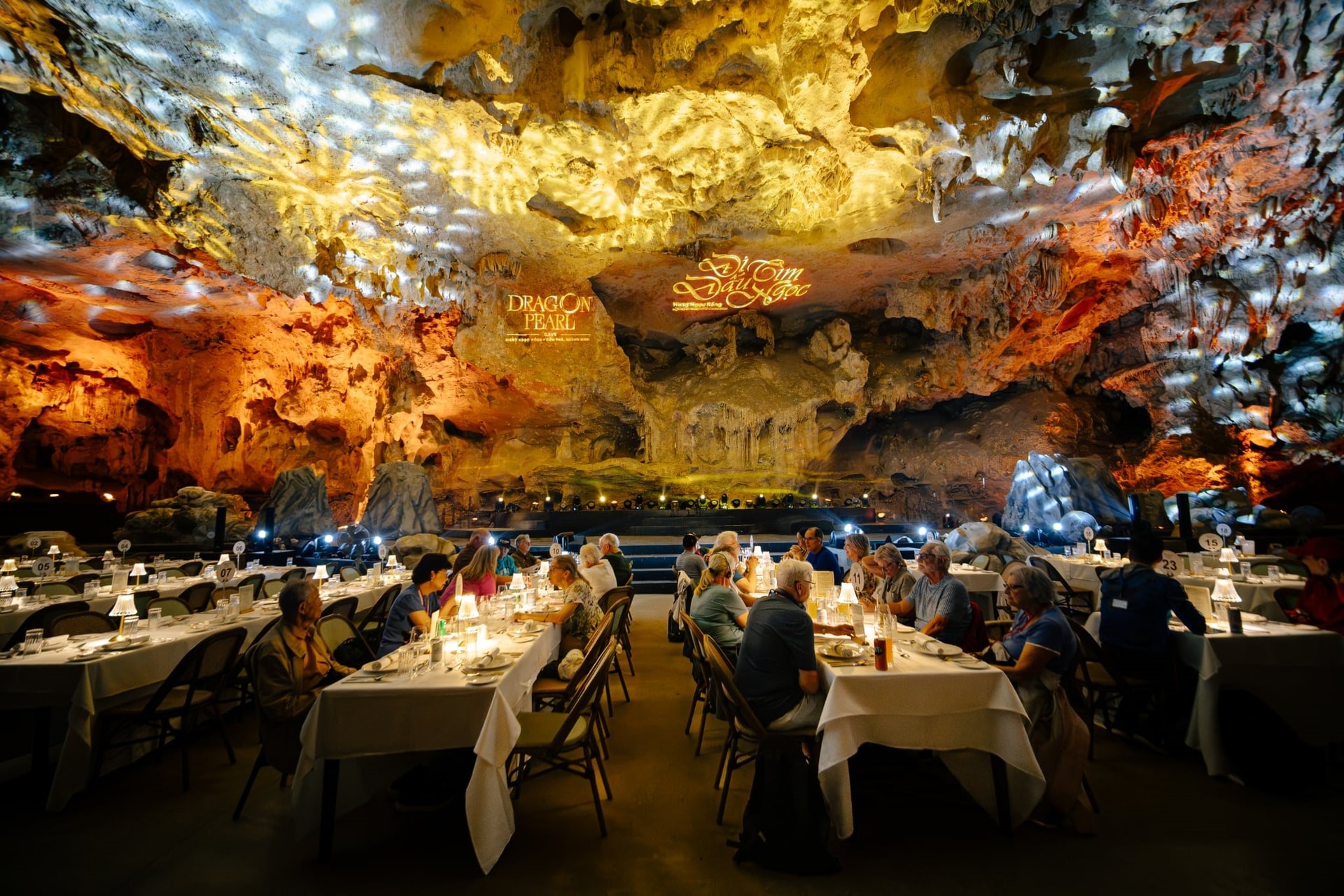 Nhà hàng fine dining trong hang động 150 triệu năm tuổi ở Quảng Ninh gây sốt: Thực khách vừa ăn tối, vừa đắm chìm trong không gian huyền thoại 